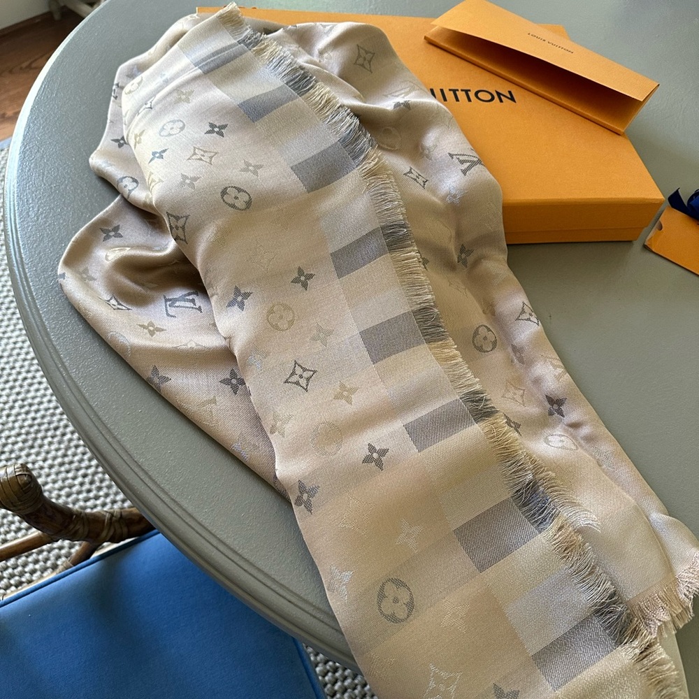 Louis Vuitton chase So shine Beige Scarf - Picture 3 of 5